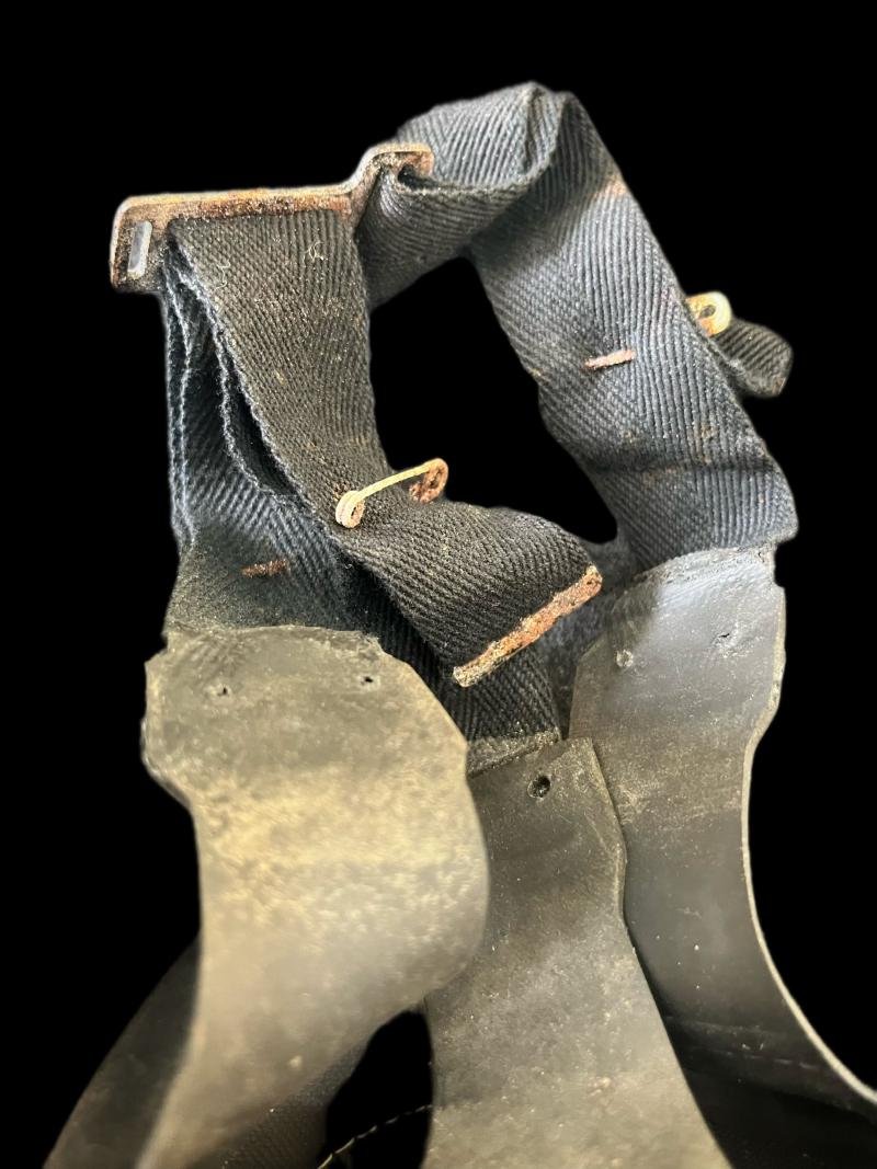 WW2 BRITISH AVON GAS MASK AND TUBE — image 5