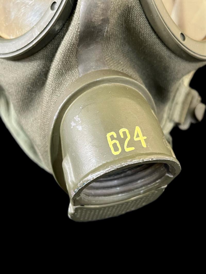 WW2 GERMAN AUER GM30 GAS MASK — image 2