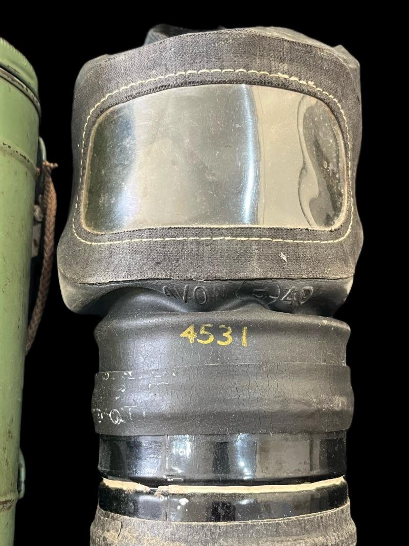 WW2 BRITISH AVON C1 GAS MASK WITH TRANSIT TIN — image 2