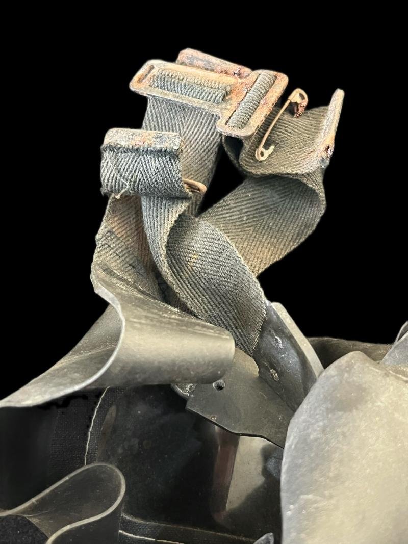 WW2 BRITISH AVON C1 GAS MASK WITH TRANSIT TIN — image 4