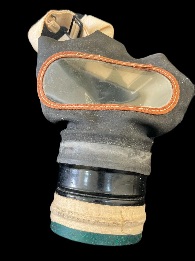 WW2 BRITISH CIVILIAN GAS MASK WITH BAG — image 2