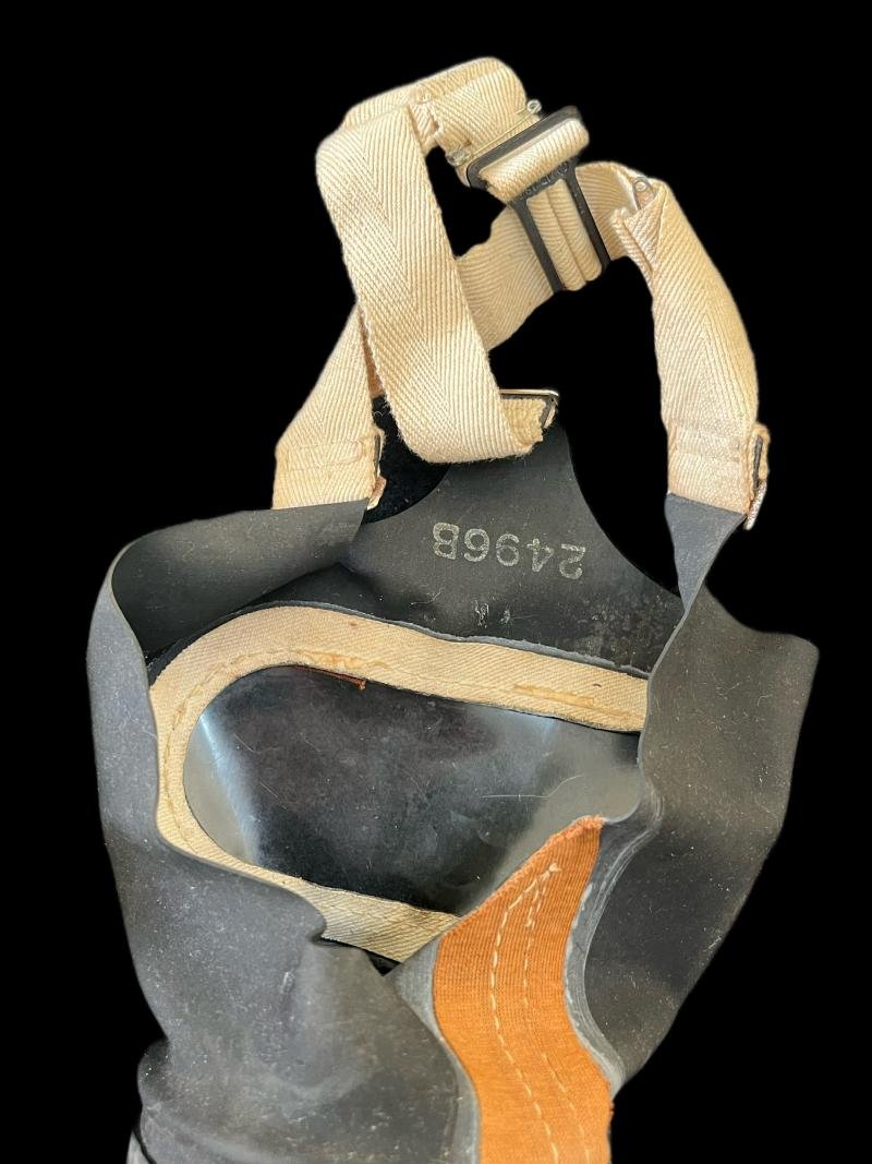 WW2 BRITISH CIVILIAN GAS MASK WITH BAG — image 4