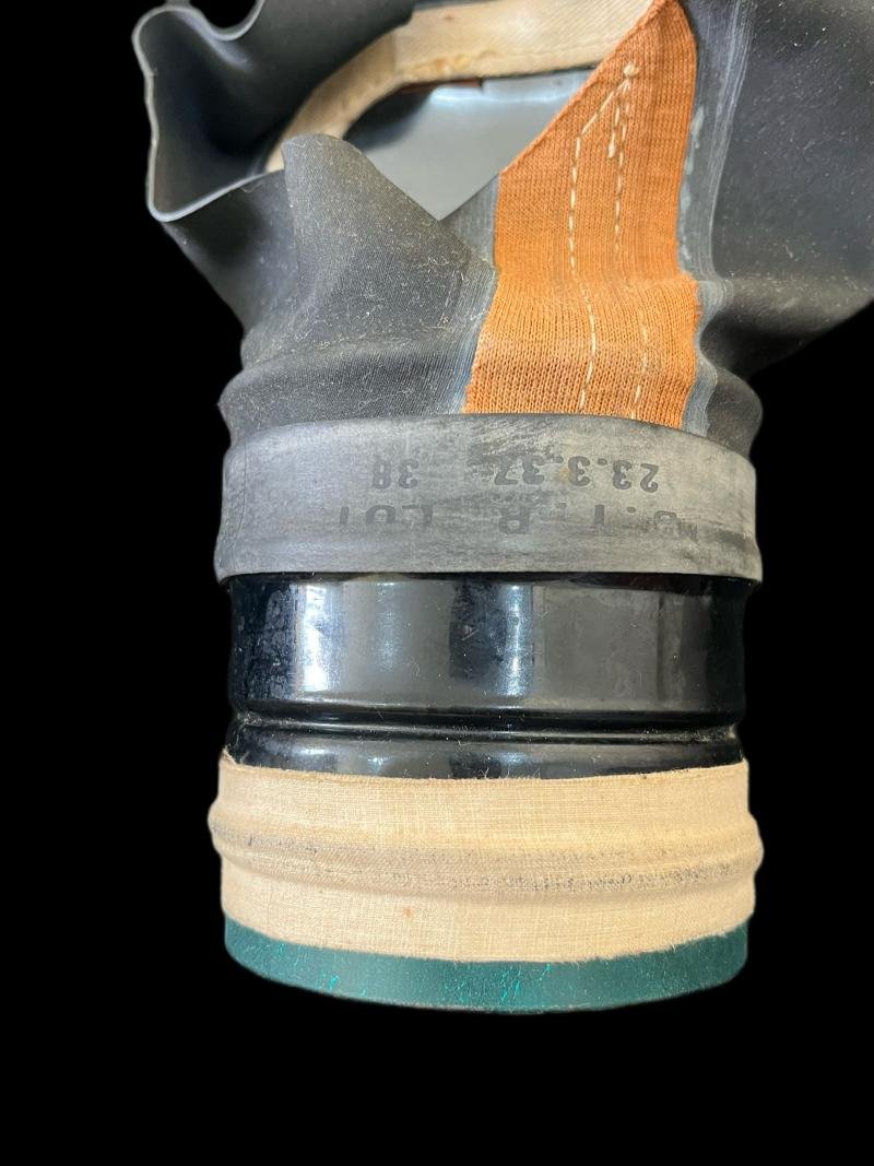WW2 BRITISH CIVILIAN GAS MASK WITH BAG — image 5