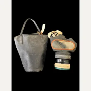 WW2 BRITISH CIVILIAN GAS MASK WITH BAG