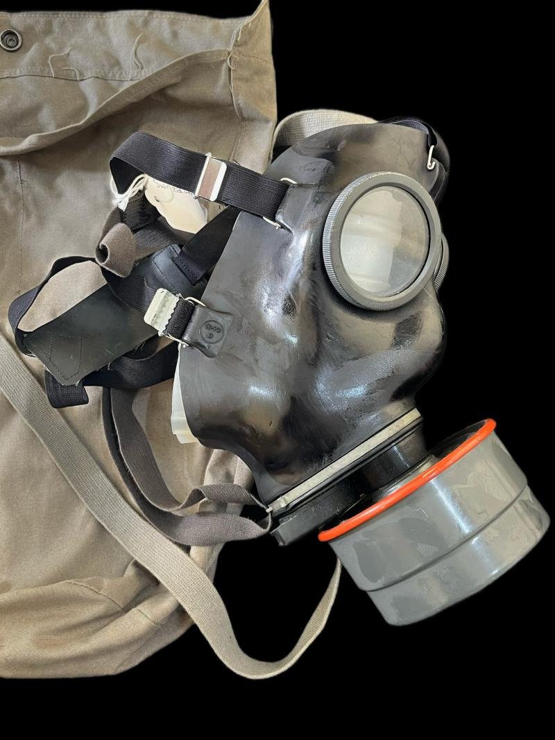 SWISS ARMY SM-67 GAS MASK WITH FILTER AND BAG — image 4