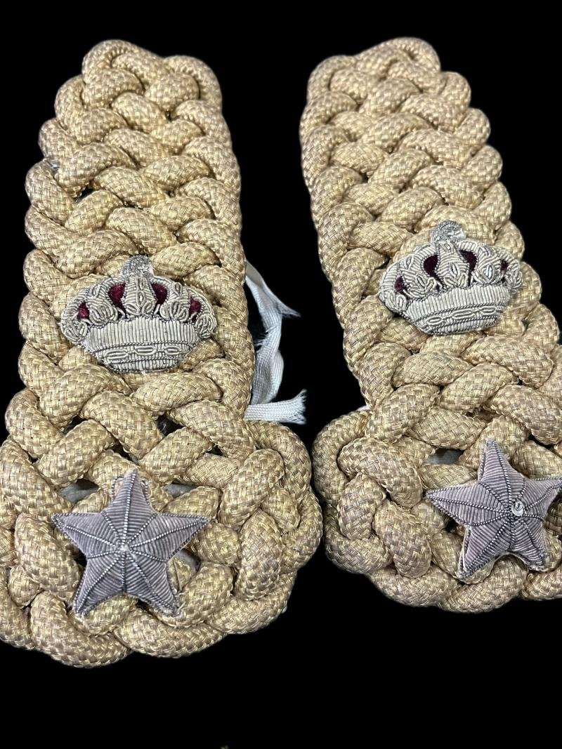 BRITISH ARMY OFFICER'S SHOULDER BOARDS — image 2