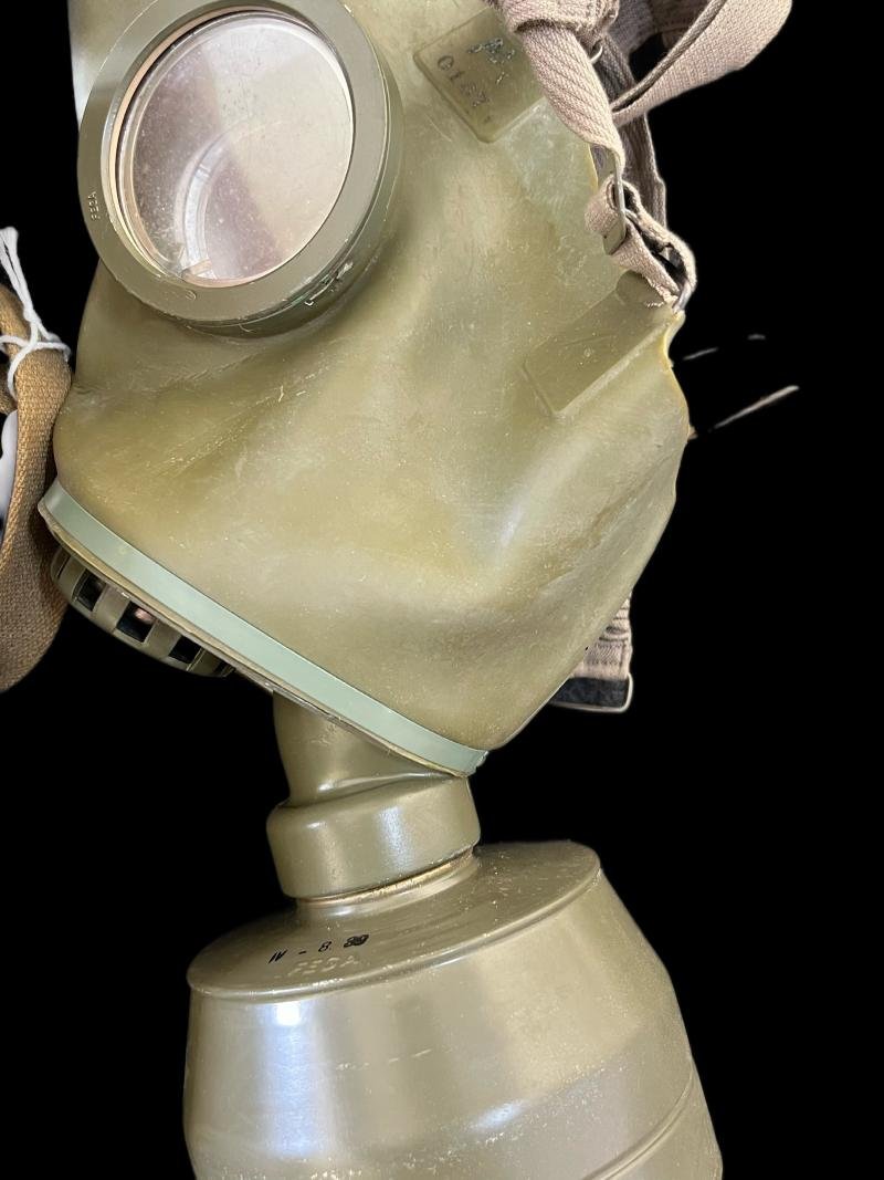 WW2 SWISS GAS MASK WITH FILTER AND TIN — image 2