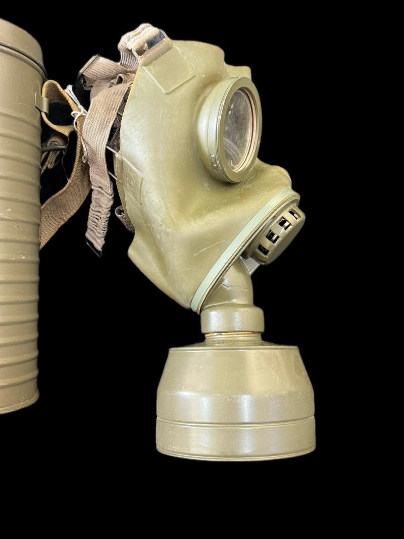 WW2 SWISS GAS MASK WITH FILTER AND TIN — image 3