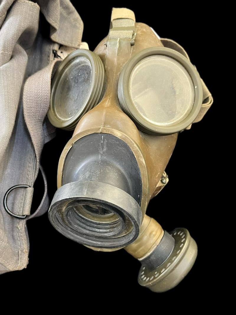 DUTCH MODEL K GAS MASK WITH BAG — image 2