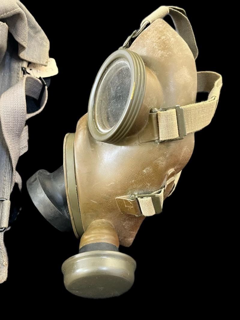 DUTCH MODEL K GAS MASK WITH BAG — image 4