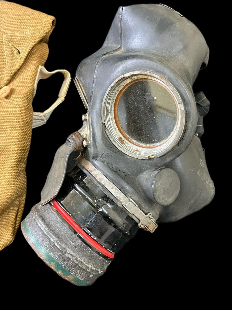 WW2 BRITSH GAS MASK IN BAG — image 2
