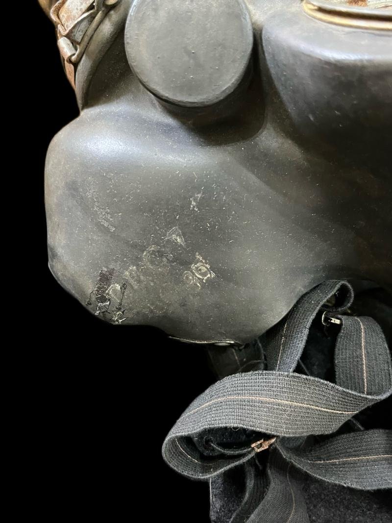 WW2 BRITSH GAS MASK IN BAG — image 3