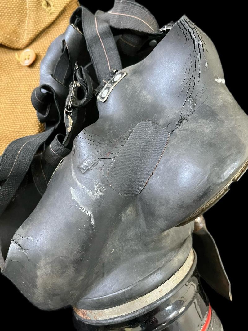 WW2 BRITSH GAS MASK IN BAG — image 4
