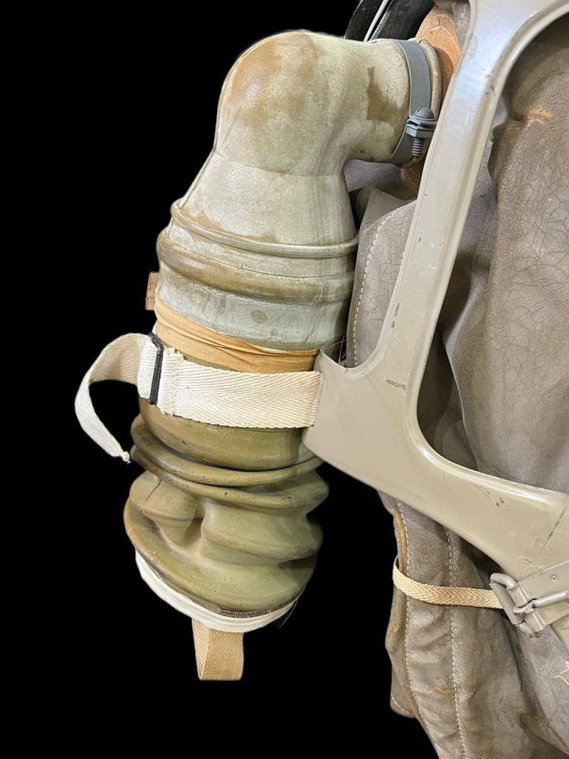 WW2 BRITISH BABY'S GAS MASK — image 5