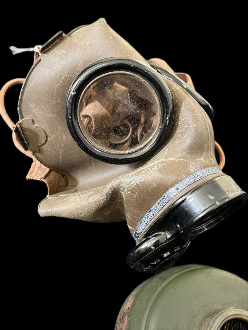 WW2 DUTCH FATRA GAS MASK WITH FILTER — image 3