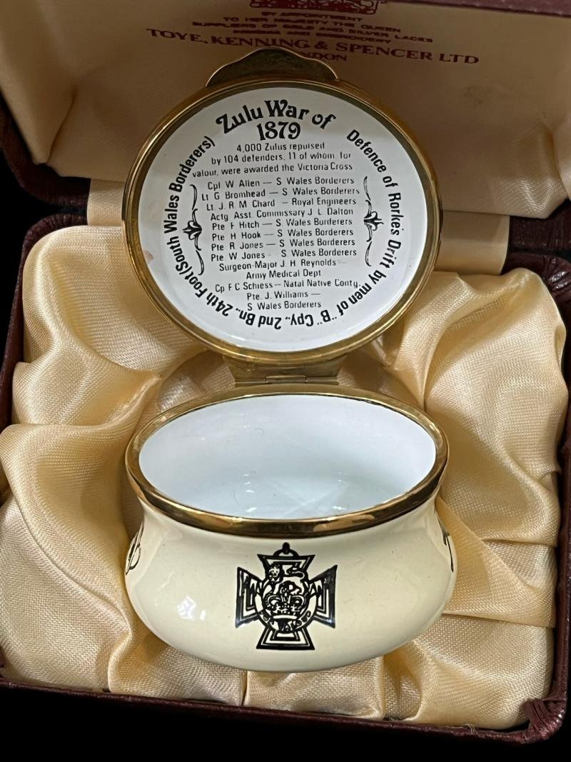 ZULU WAR ENAMEL POT IN BOX — image 3