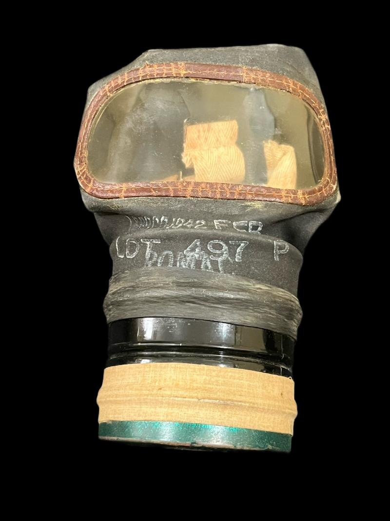 WW2 BRITISH CIVILIAN GAS MASK IN TIN — image 3