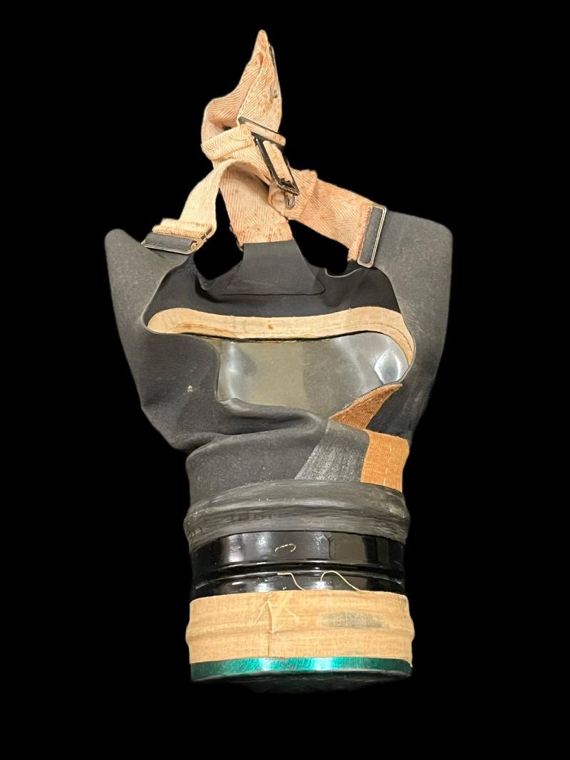 WW2 BRITISH CIVILIAN GAS MASK IN TIN — image 4