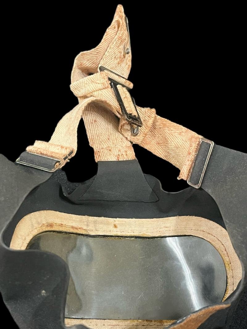 WW2 BRITISH CIVILIAN GAS MASK IN TIN — image 5