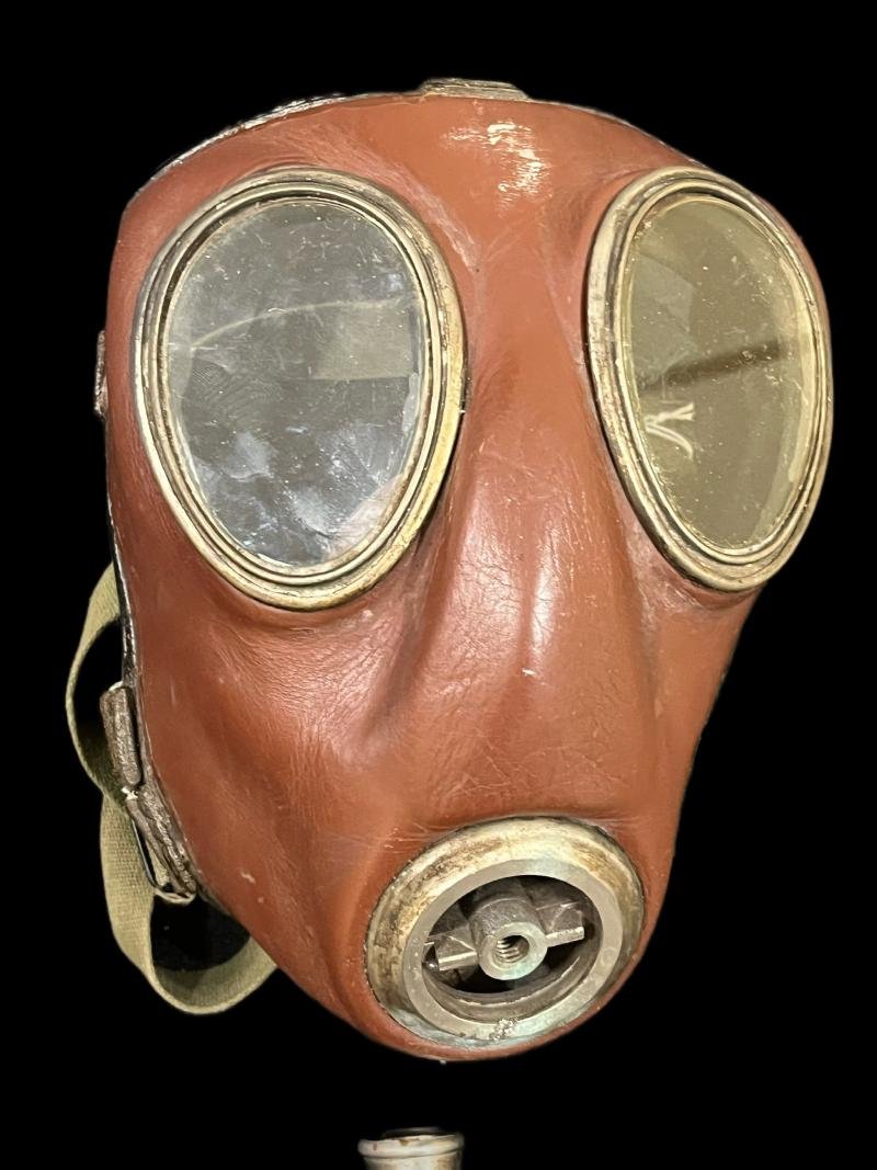 GERMAN DRAEGER LEDER-B GAS MASK — image 2