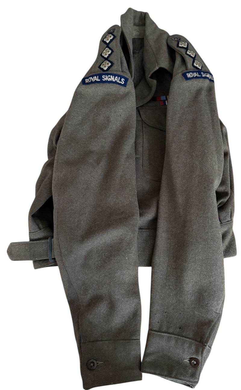 British Officers Battle Dress Mounted To A Royal Signals Captain - Nice Used Condition — image 2