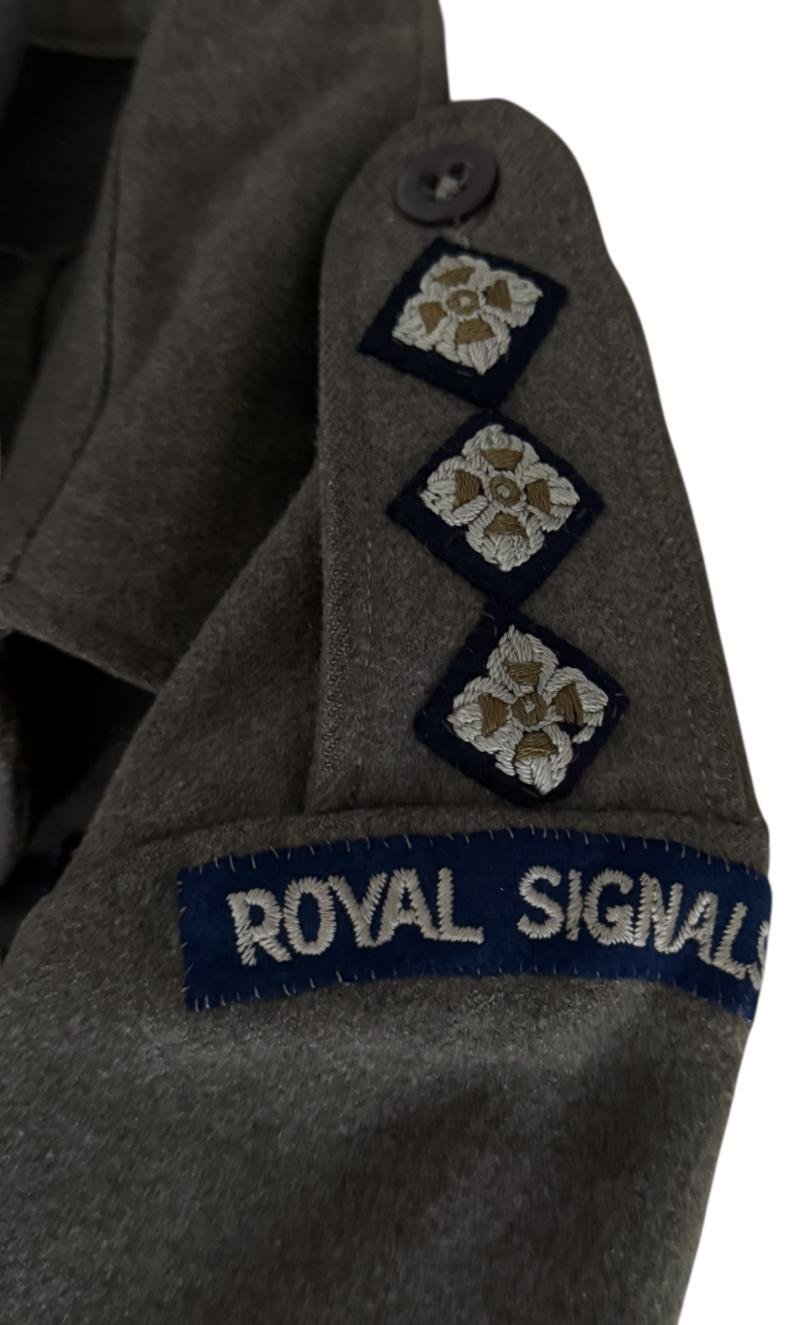 British Officers Battle Dress Mounted To A Royal Signals Captain - Nice Used Condition — image 4