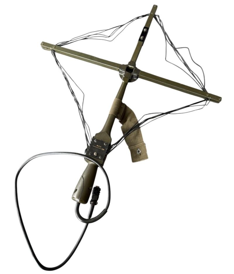 U.S. (Airborne) BC611 'Handie Talkie' With Paratrooper Signal Corps Homing Modification, Antenna and Carrying Case - Mint Condition — image 12