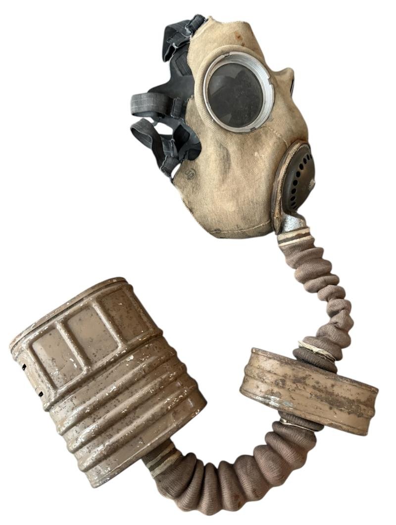 British 'B.E.F Issue (Dunkirk) MkIV Gas Mask With Rare EA Filter - Nice Used Condition — image 2