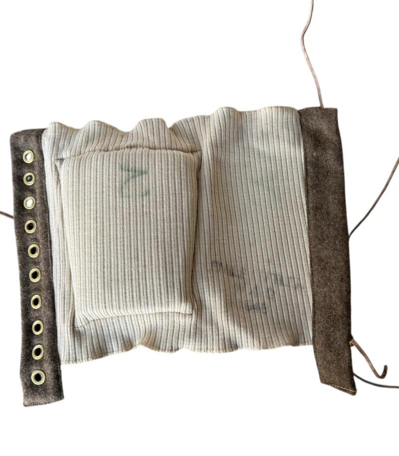 British (Airborne & SOE) Kneepads 1943 Dated - Nice Used Condition — image 2