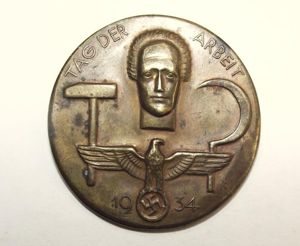 Event Badge/Tinnie. Tag Der Arbeit, 1934.