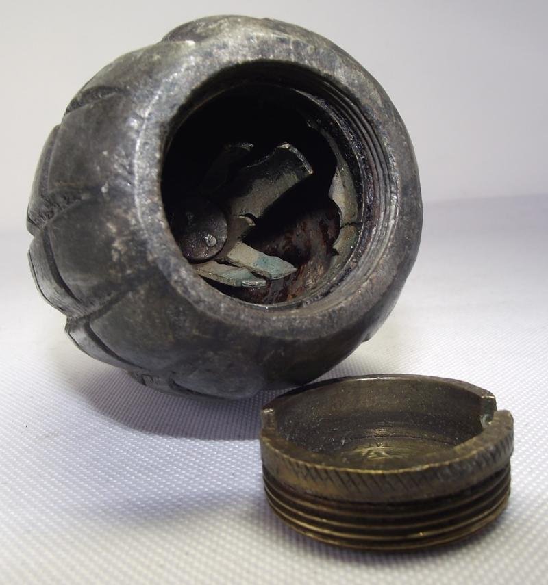 British WW1 No5 MK1 Grenade with Mills Munitions 1916 Base Plug — image 7