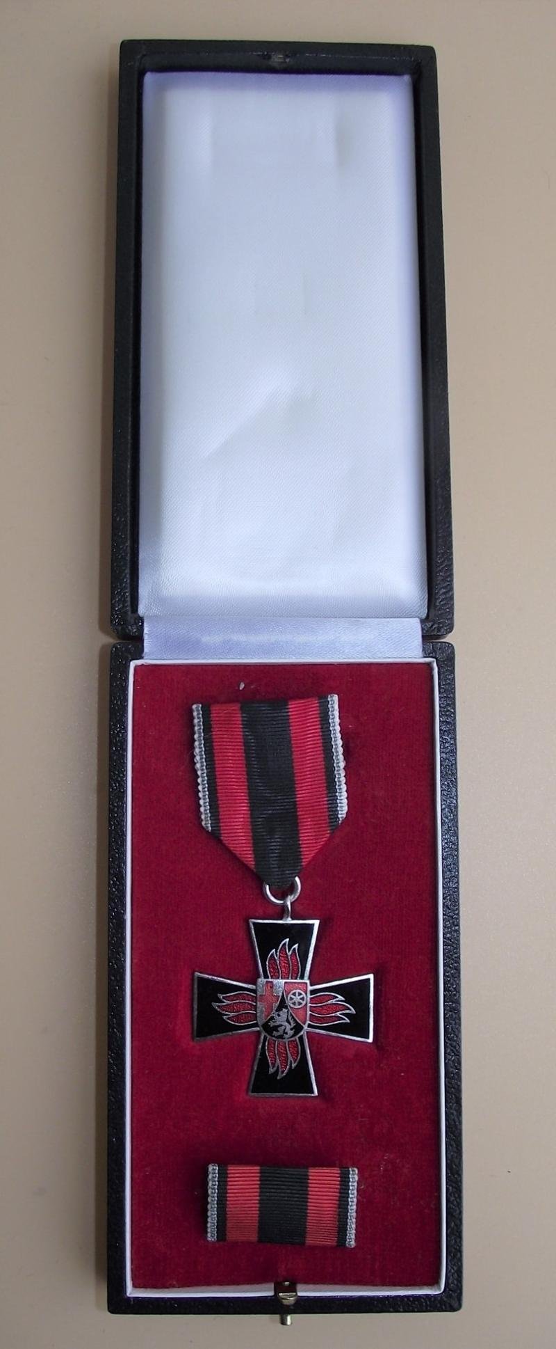 Boxed Post War German Fire Service Medal. — image 3