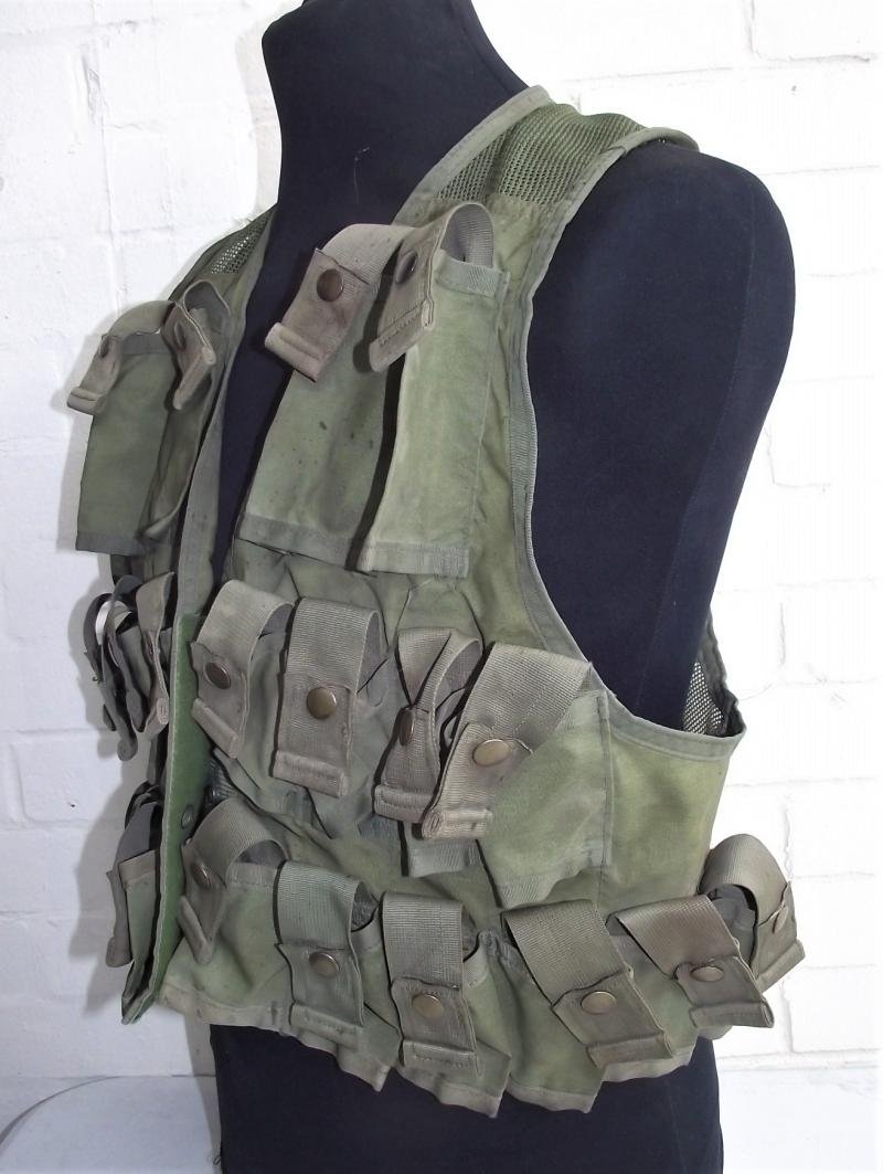 1973 U.S. Vest Grenade Carrying. — image 2