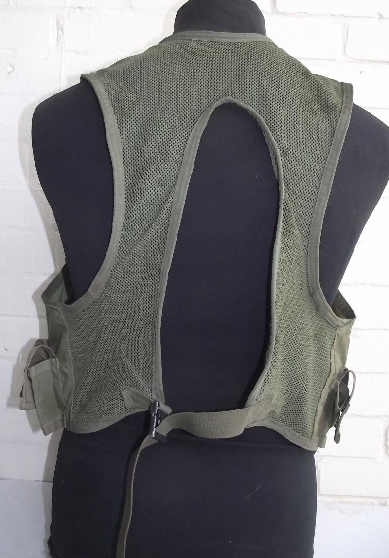 1973 U.S. Vest Grenade Carrying. — image 3