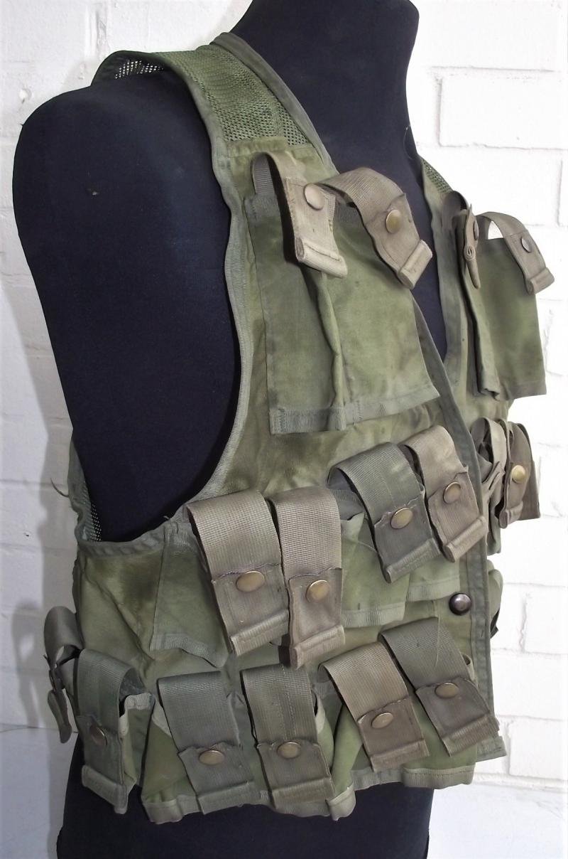 1973 U.S. Vest Grenade Carrying. — image 4