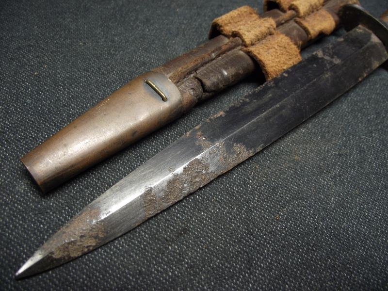 B2 Third Pattern F-S Commando Dagger, Heavy Blade, Mid War. — image 3