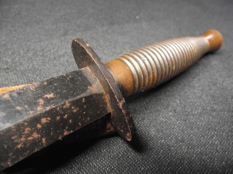 B2 Third Pattern F-S Commando Dagger, Heavy Blade, Mid War. — image 4