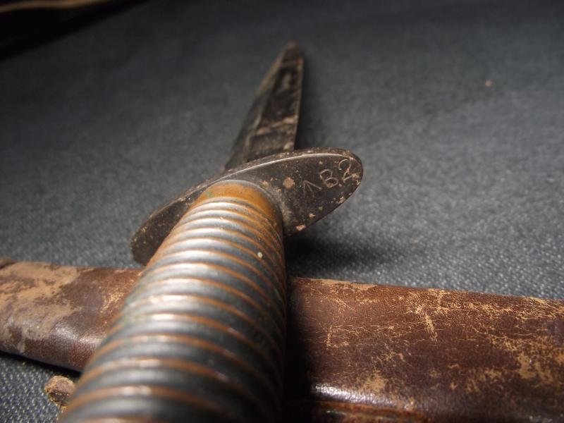 B2 Third Pattern F-S Commando Dagger, Heavy Blade, Mid War. — image 5