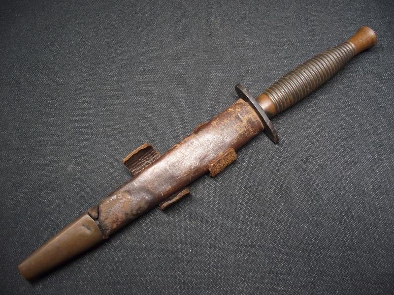 B2 Third Pattern F-S Commando Dagger, Heavy Blade, Mid War. — image 9