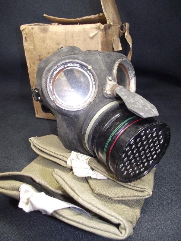 WW2 Boxed Heavy Duty Civil Respirator with Bag and Cloths. — image 2