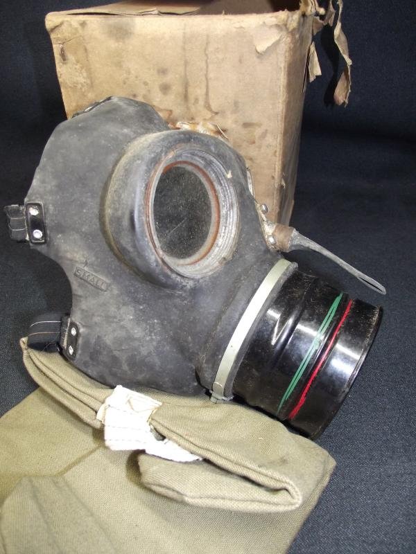 WW2 Boxed Heavy Duty Civil Respirator with Bag and Cloths. — image 3