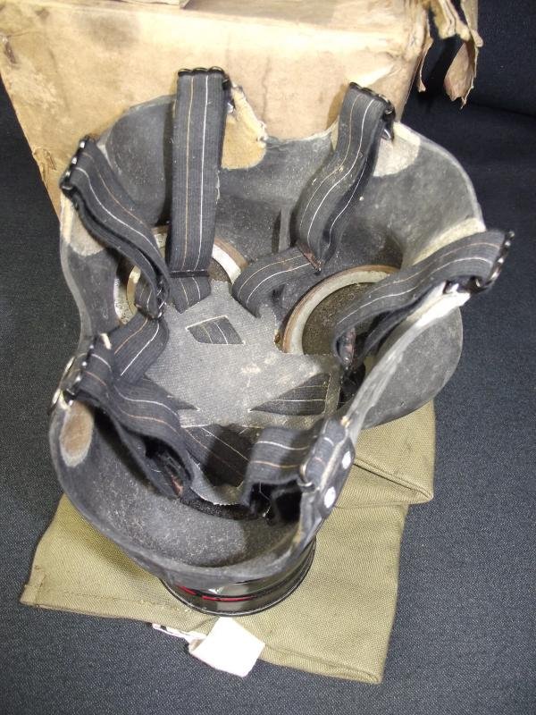 WW2 Boxed Heavy Duty Civil Respirator with Bag and Cloths. — image 4