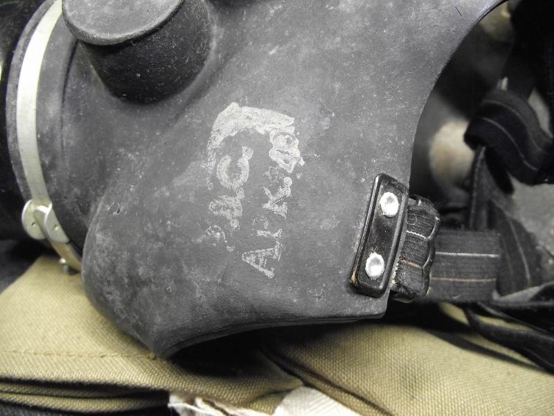 WW2 Boxed Heavy Duty Civil Respirator with Bag and Cloths. — image 5