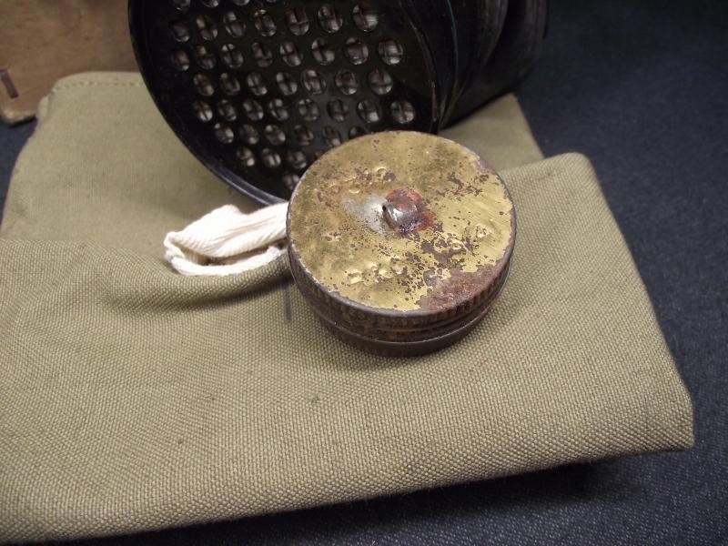 WW2 Boxed Heavy Duty Civil Respirator with Bag and Cloths. — image 6
