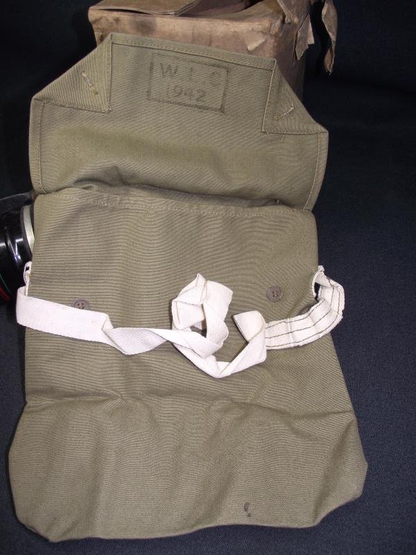 WW2 Boxed Heavy Duty Civil Respirator with Bag and Cloths. — image 8