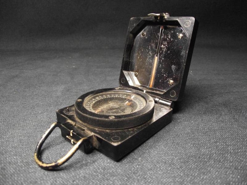 WW2 British Magnetic Marching Compass. — image 2