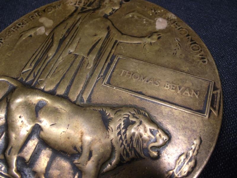 WW1 British Death Plaque. THOMAS BEVAN. — image 2