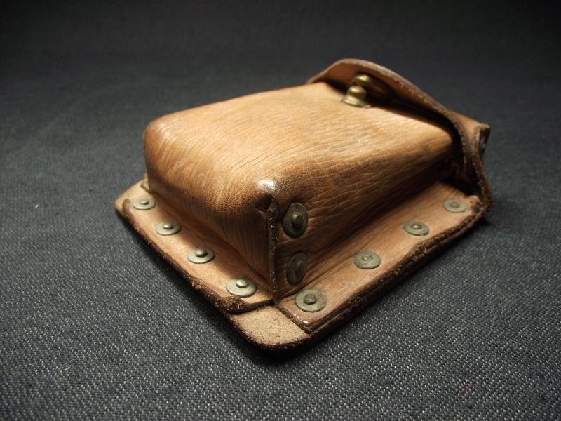 WW2 Home Guard Officers 39 Pattern Leather Ammo Pouch. — image 2