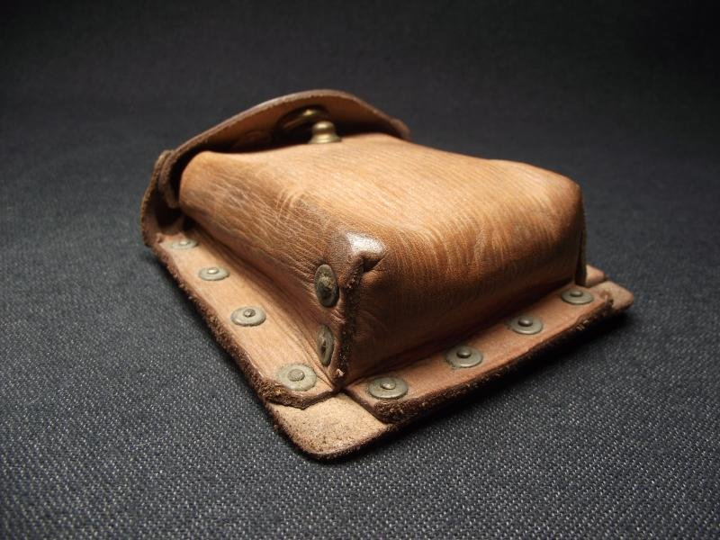 WW2 Home Guard Officers 39 Pattern Leather Ammo Pouch. — image 4