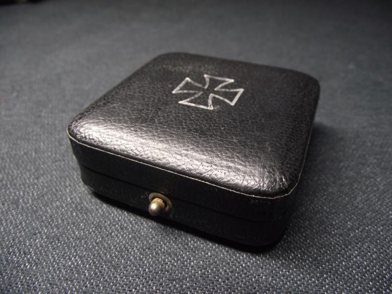 WW1 German 1914 Iron Cross 1st Class Vaulted .800 Silver in Presentaion Box. — image 9